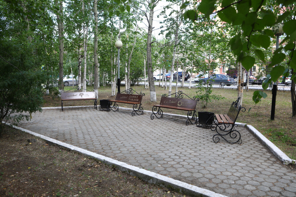    В Сургутском районе открыли новый молодежный сквер