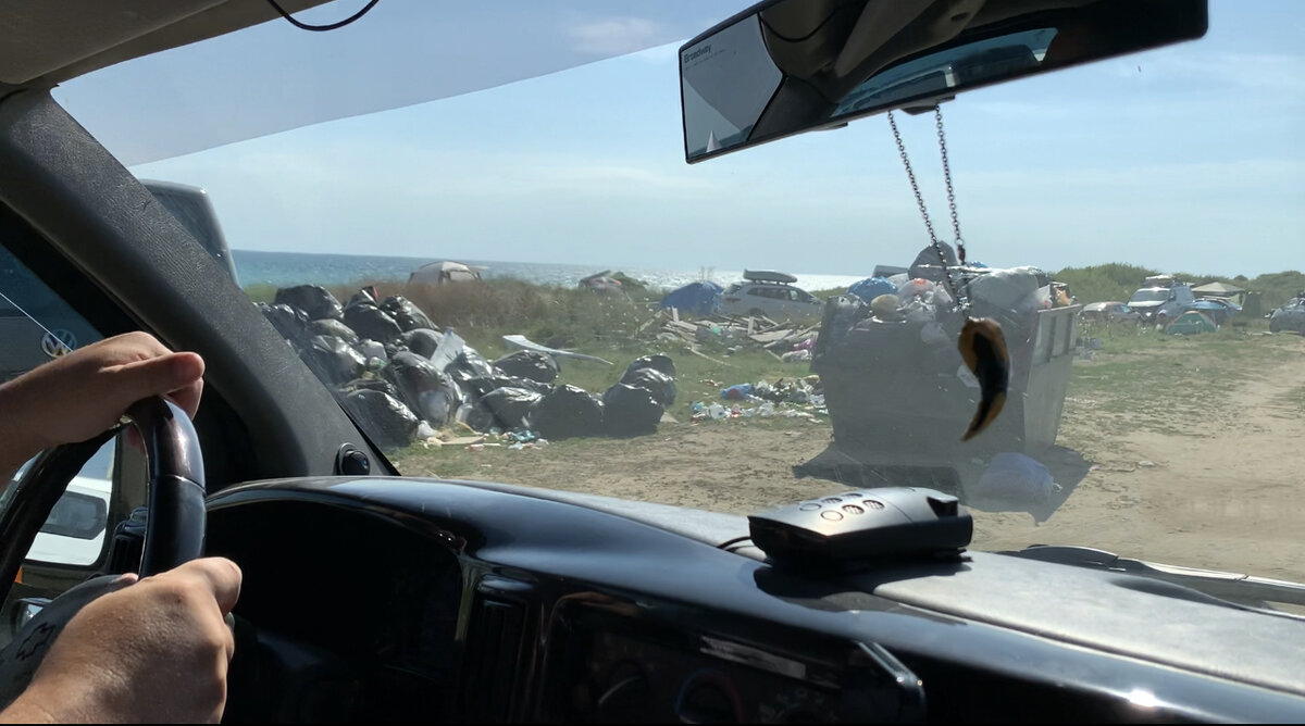 Вот такая мусорная свалка вас встретит на въезде в кемпинг