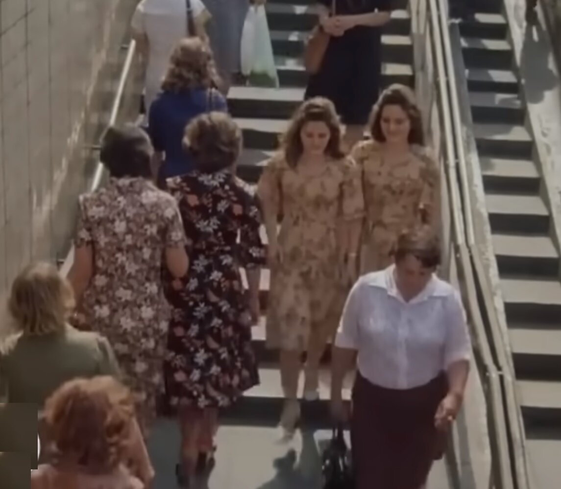 Летом - все женщины выглядели именно как положено женщине, а не универсальному солдату.