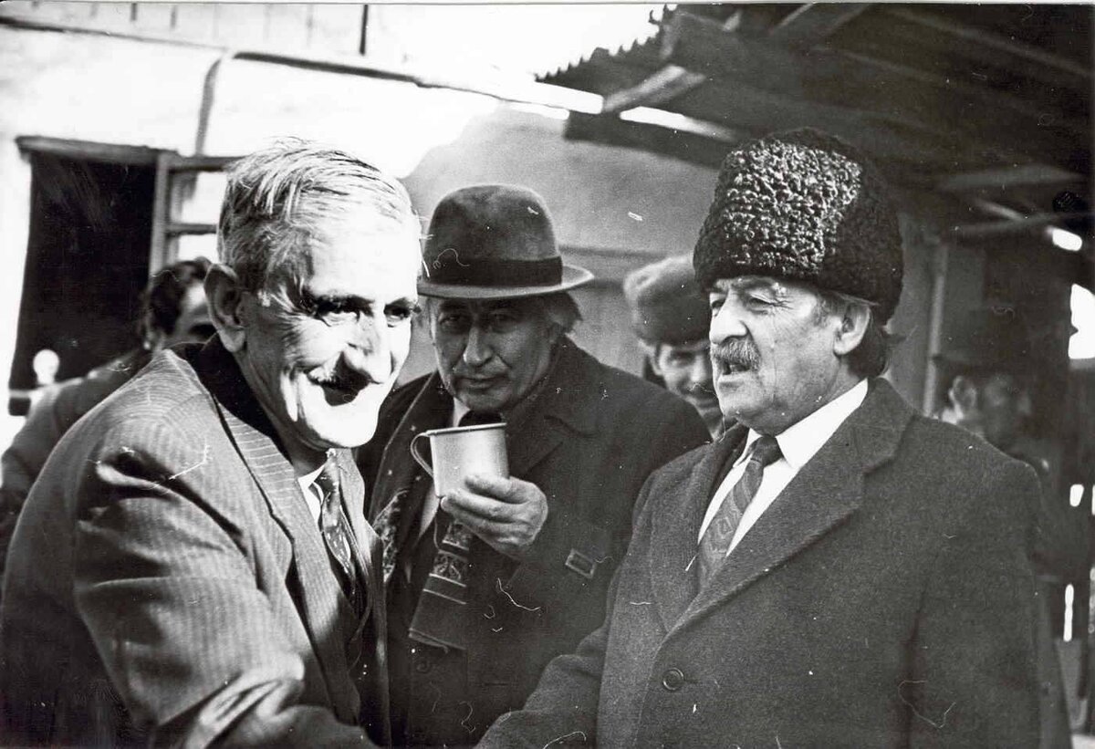 На фото (слева): Забит Ризванович Ризванов. 