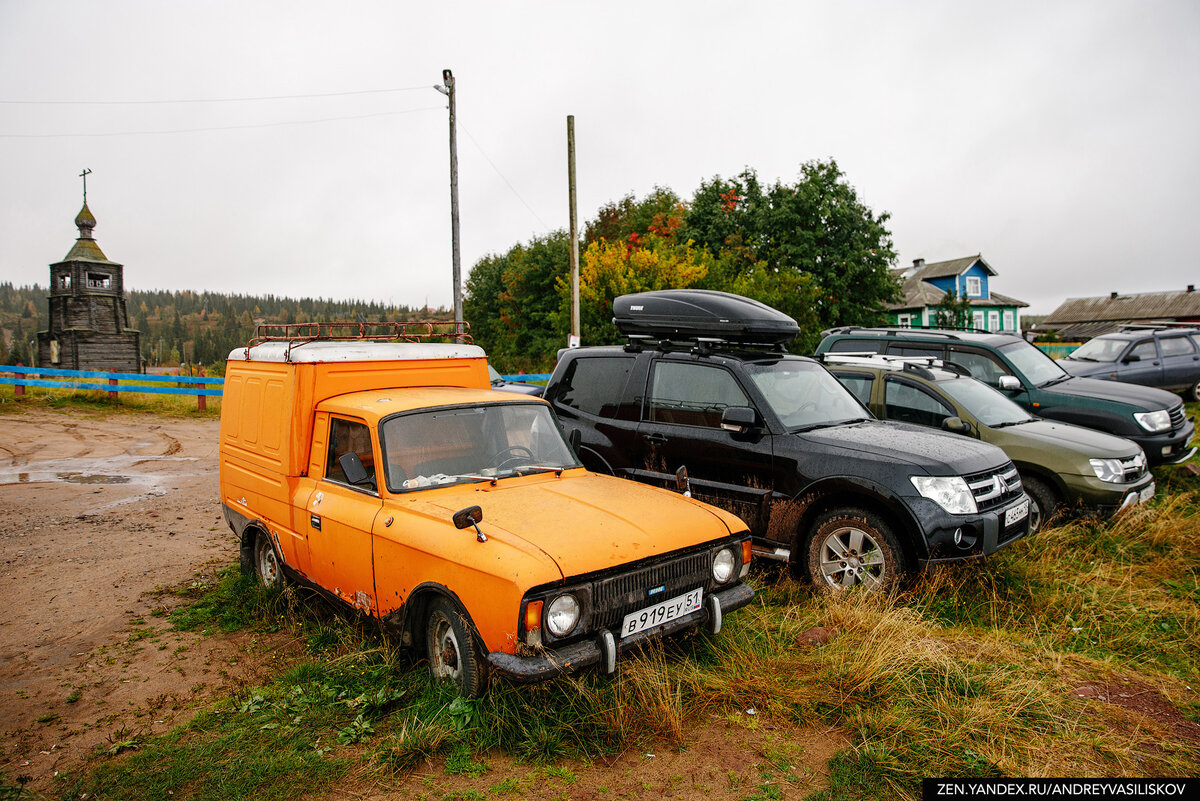 это часть машин, примерно столько же стоит левее