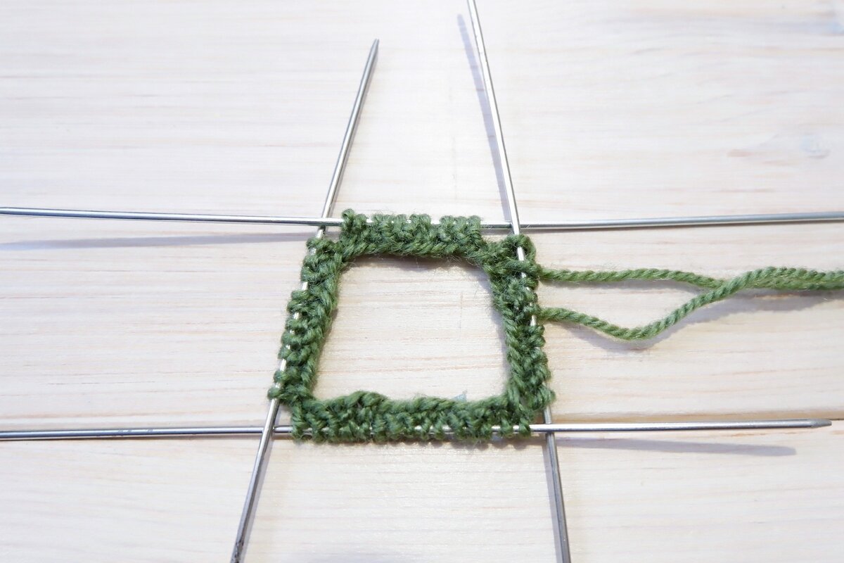 Начинаем вязать резинку.