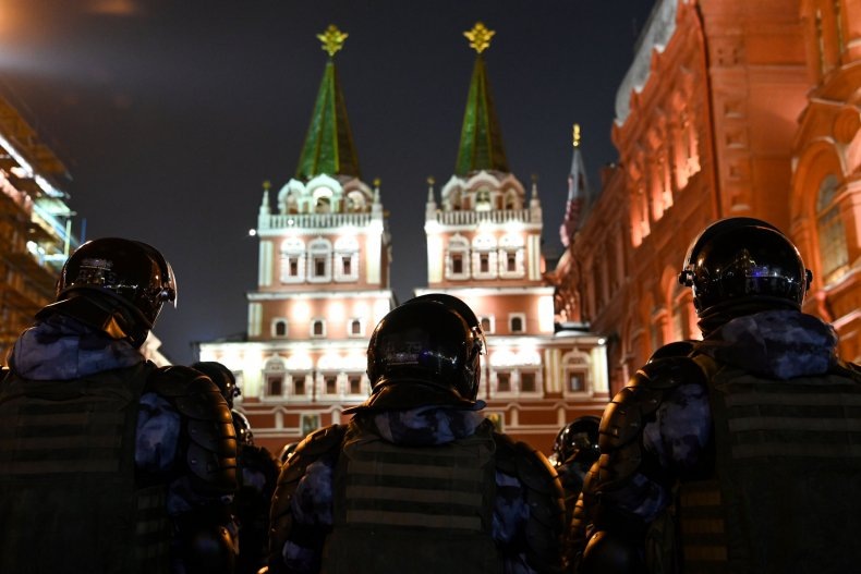 Полиция пытается остановить протесты в Москве 