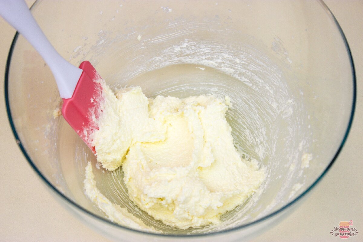  Масло комнатной температуры, сахар, ванильный сахар взбить в пышную массу. 