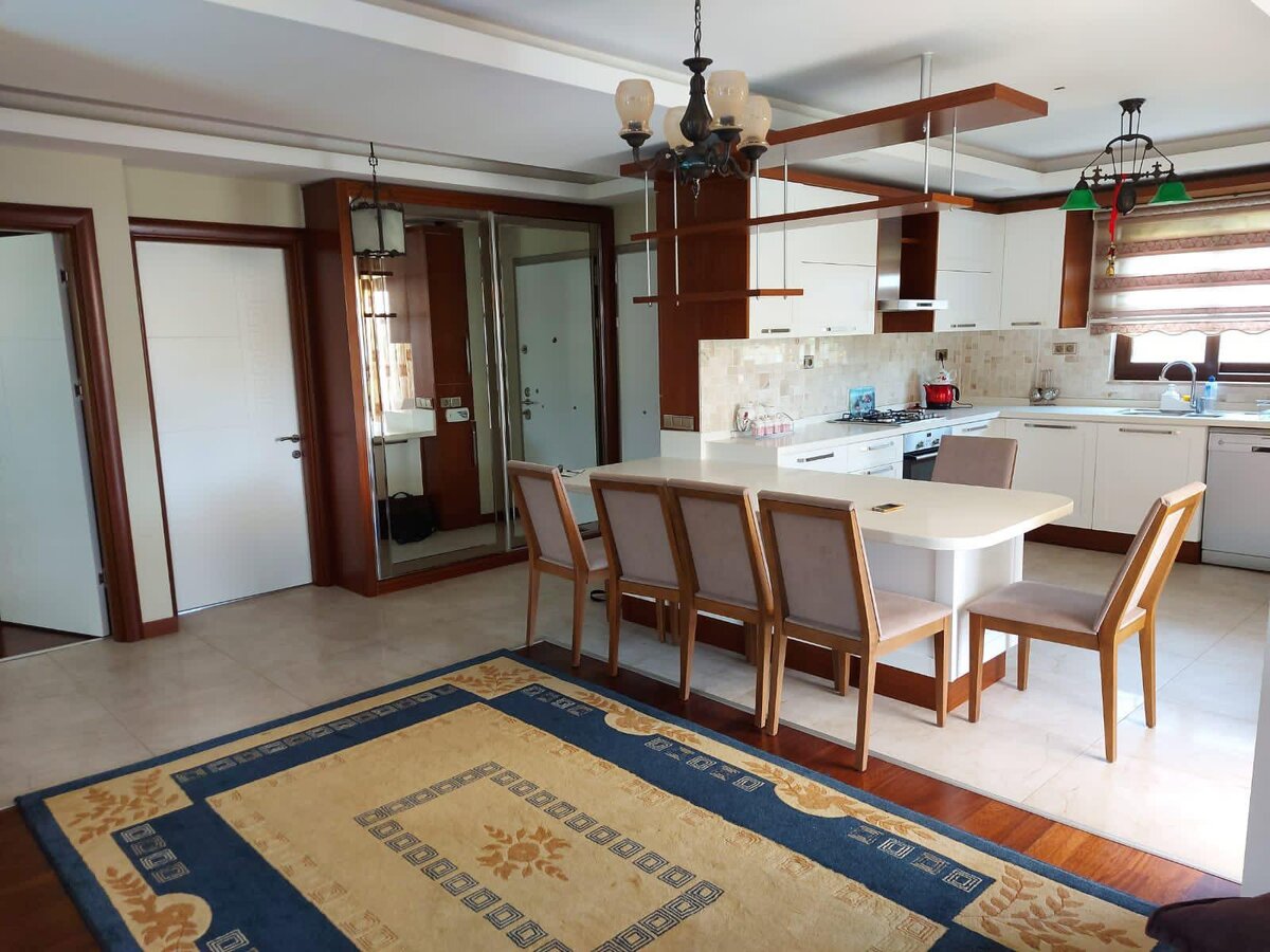 это кухонная зона апартамента в Анталье