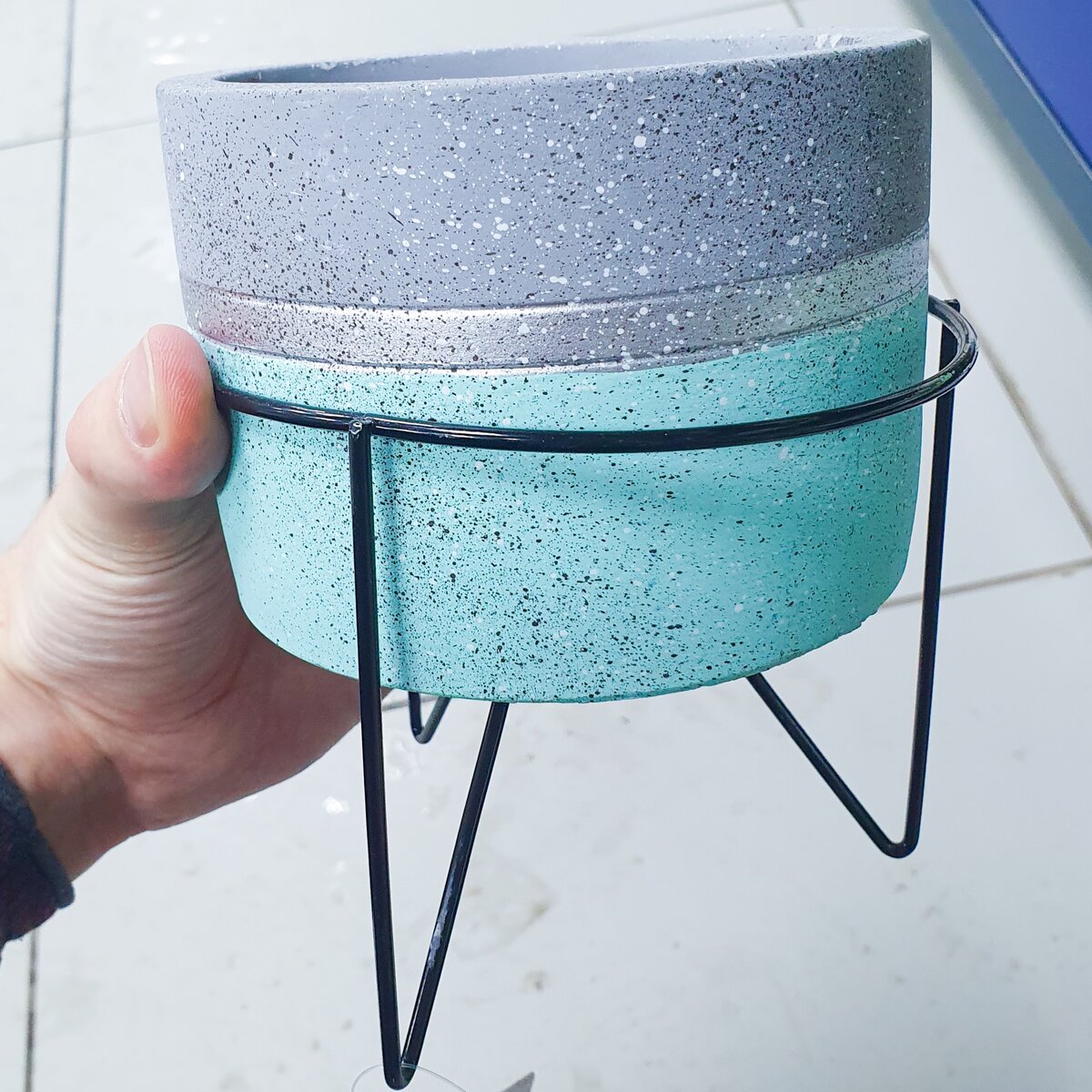 Стильно и современно. Отлично подойдет для рабочего стола. Может зря не взял, на работу бы поставил...