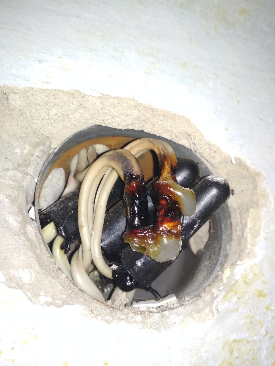 Старая алюминиевая проводка. Всё ещё работала в этот момент. Фото автора статьи.