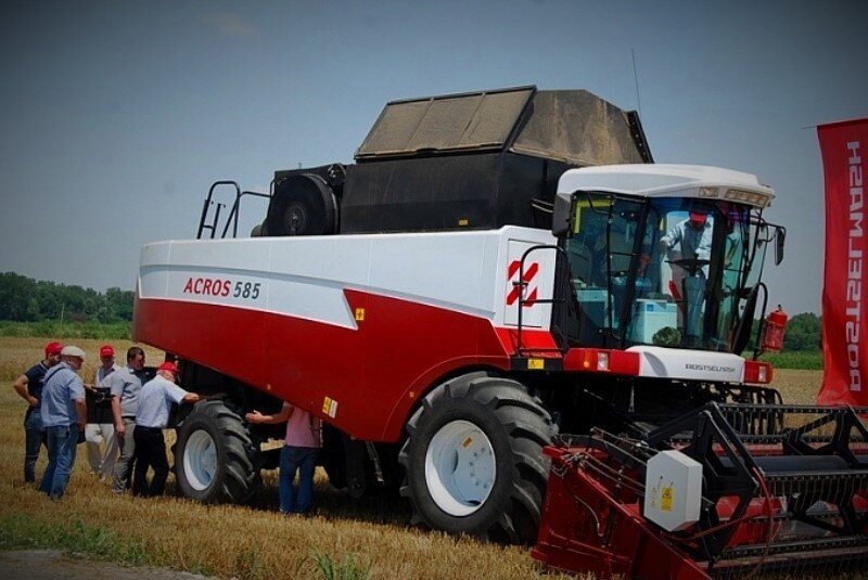 Зерноуборочный комбайн Акрос-585 производства завода Ростсельмаш