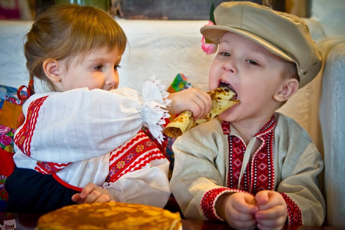 Картинка девочка угощает мальчика мороженым