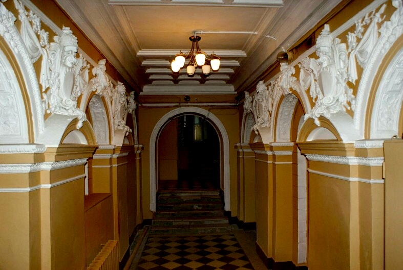 Обратите внимание на пол - выложен плиткой в шахматном порядке. Этот рисунок пола был любим Петром I, который позаимствовал его у голландцев. 