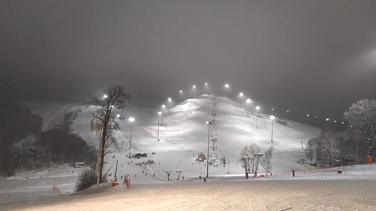 Вот такие заснеженные горы можно найти даже в Подмосковье