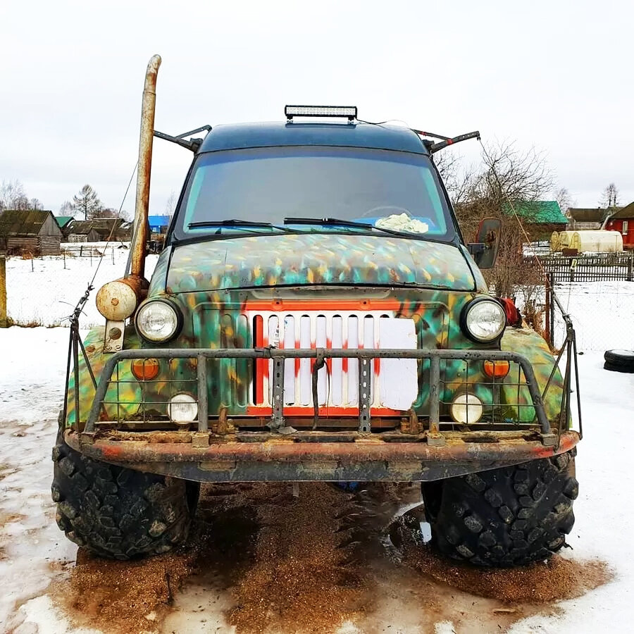Под капотом уникального внедорожника - дизельный двигатель Д-245 от трактора