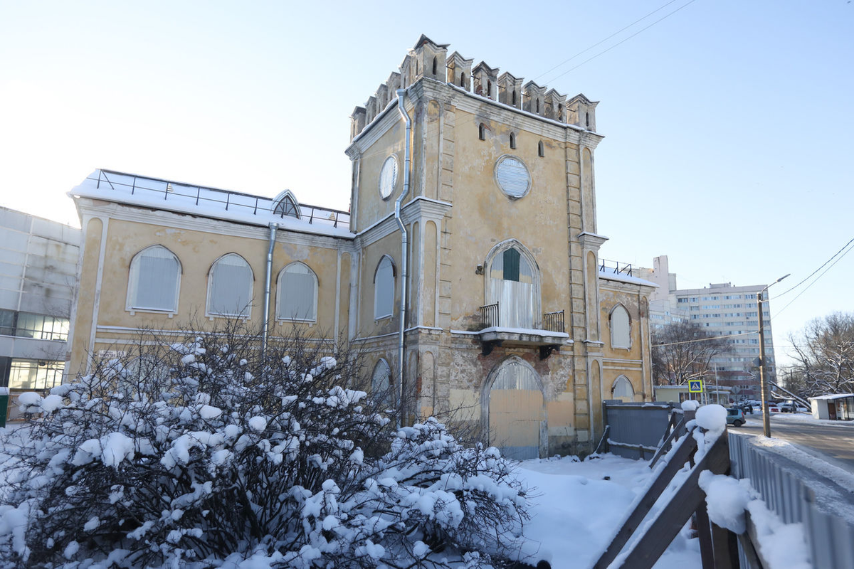 Готический дом на улице Чекистов в Петербурге станет культурным центром. Он  стоит заброшенным уже больше 10 лет | Горожанин - новости Петербурга | Дзен