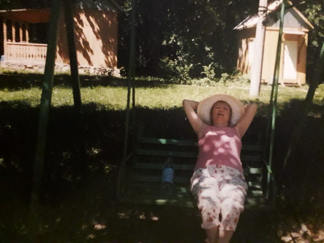 Фото из  личного  архива.  РЕДКИЕ  МИНУТЫ  ОТДЫХА,  С  ПРАВОЙ СТОРОНЫ  МОЁ  МЕСТО  РАБОТЫ  И   ПРОЖИВАНИЯ.