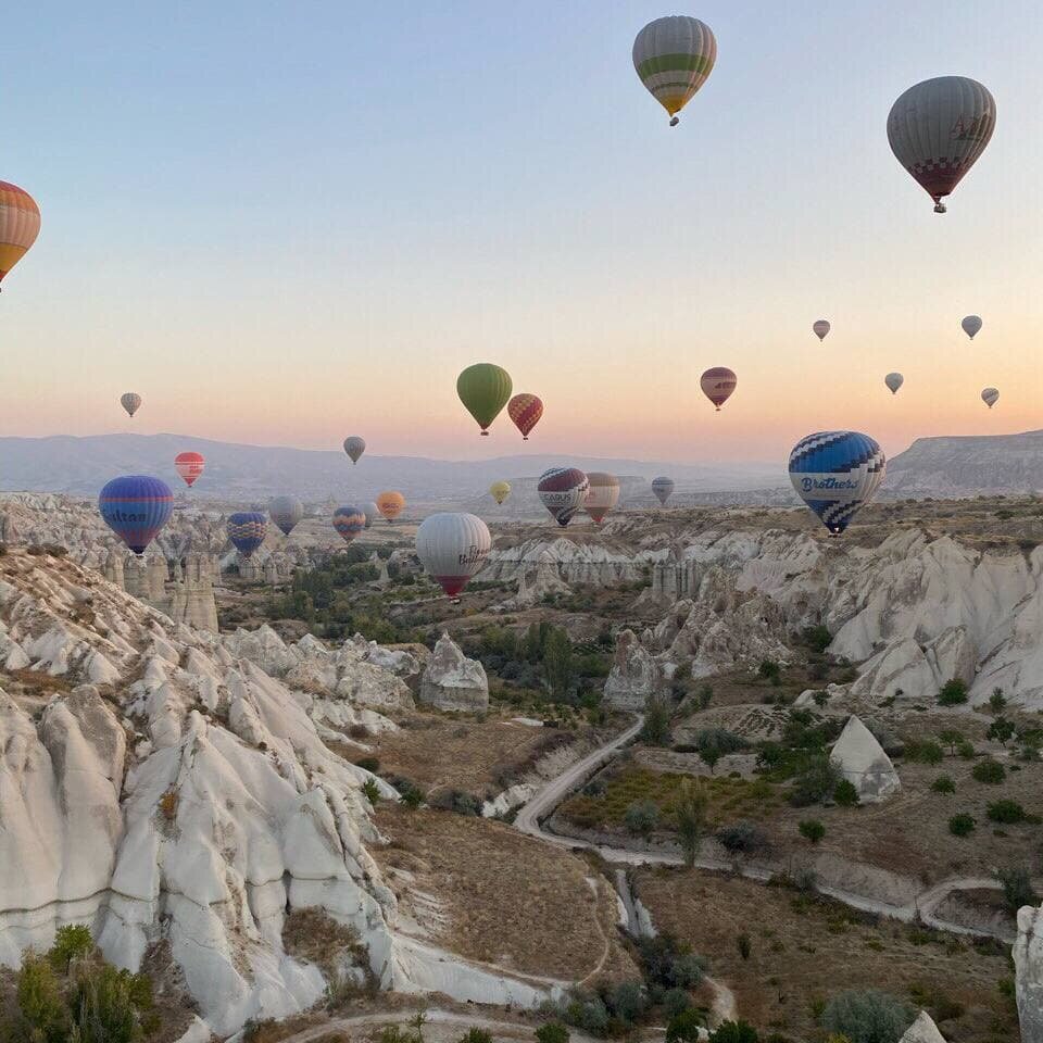 Я никогда не была в Турции и первое место, которое решила посетить - Каппадокию, место из моего списка желаний.
Воздушные шары
Конечно, самое яркое, что здесь есть - это воздушные шары.-2