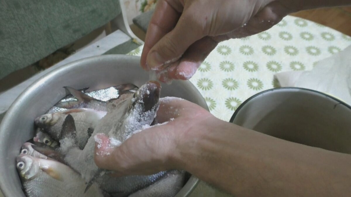 Рыба промыта, начинаем натирать ее солью