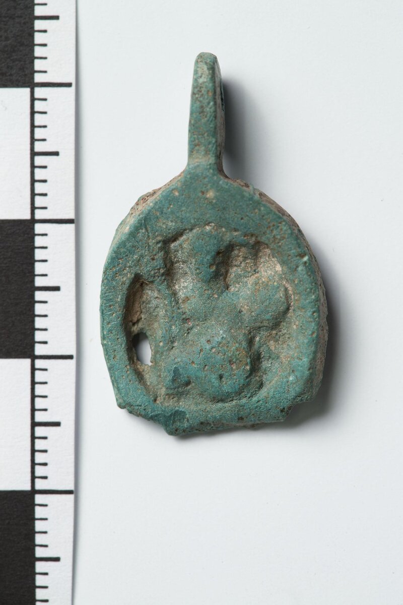 Крест-энколпион. Находка с раскопок близ деревни Хворостянка Куркинского района Тульской области, 2020 г. Фото: https://kulpole.ru/