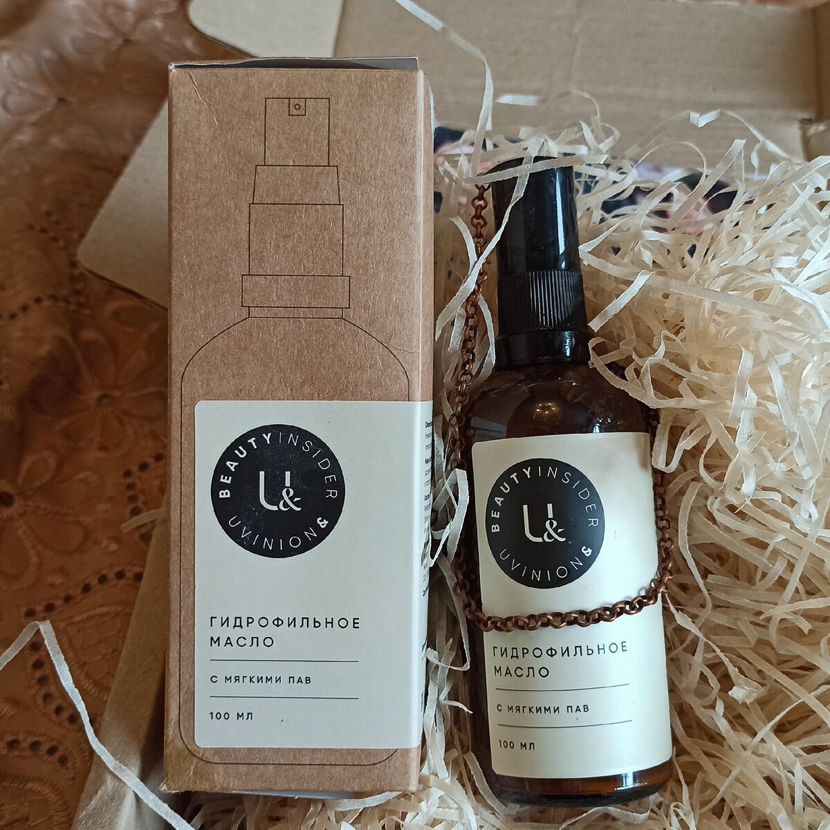 Это моё масло от Uvinion. Объём составляет 100 мл. Прекрасная дизайнерская разработка в стиле крафт. 