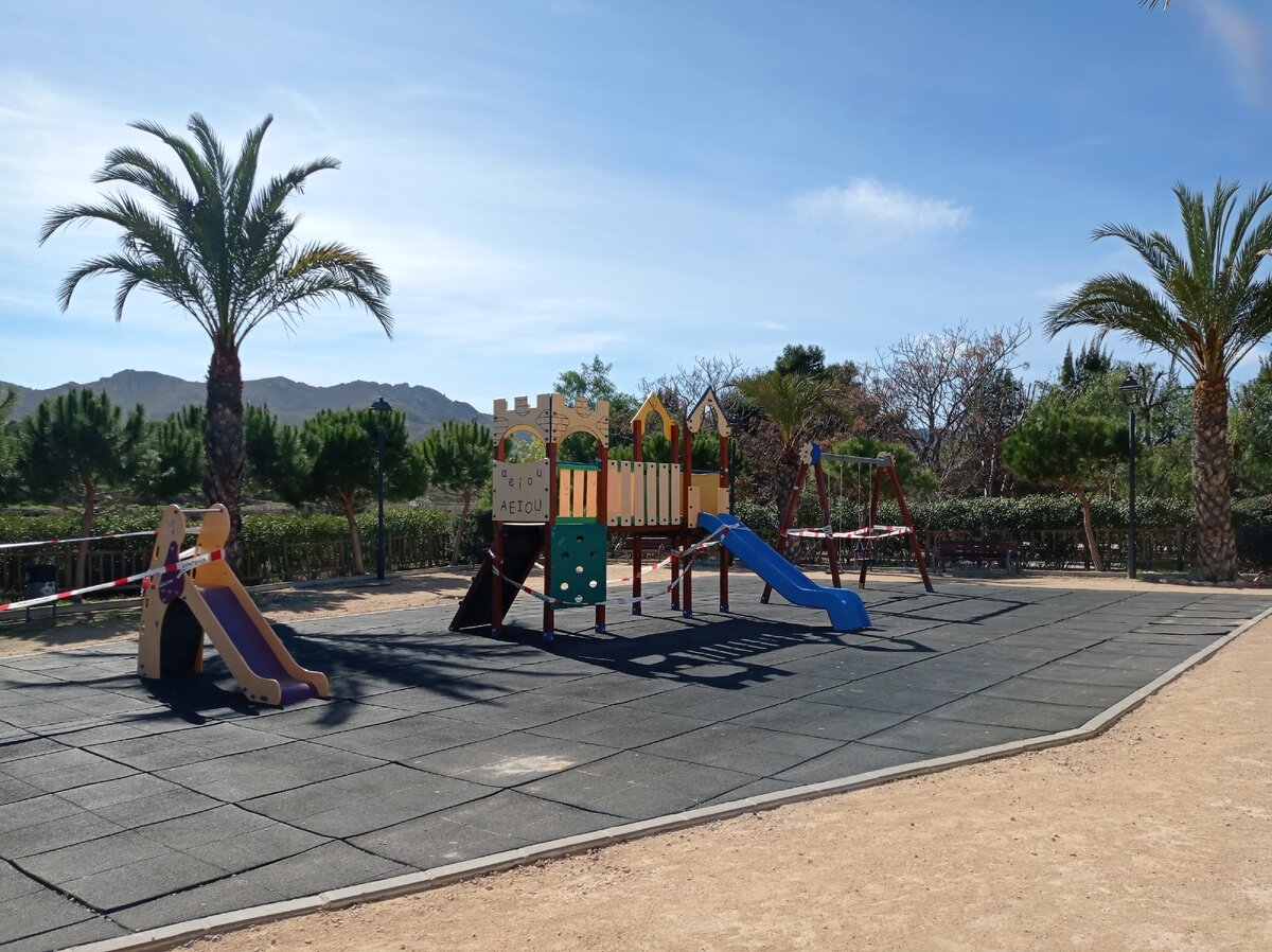 Детские площадки в нашем регионе давно закрыли и, кажется, открывать не планируют.