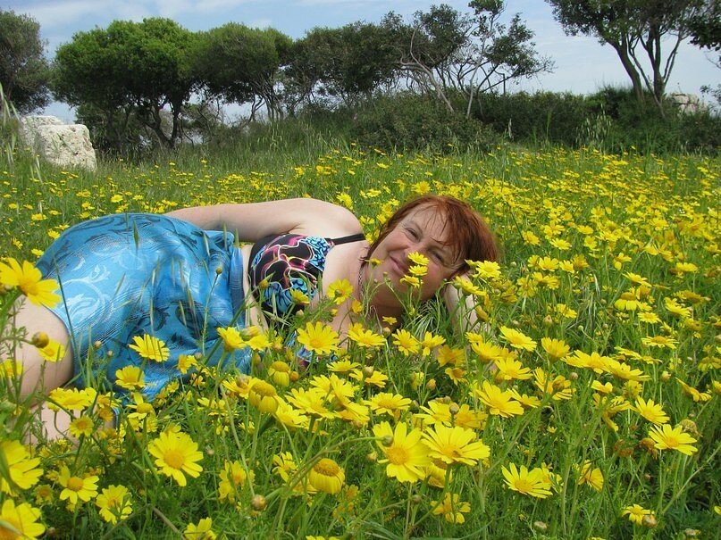 Средиземное море. Я  среди весенних цветов