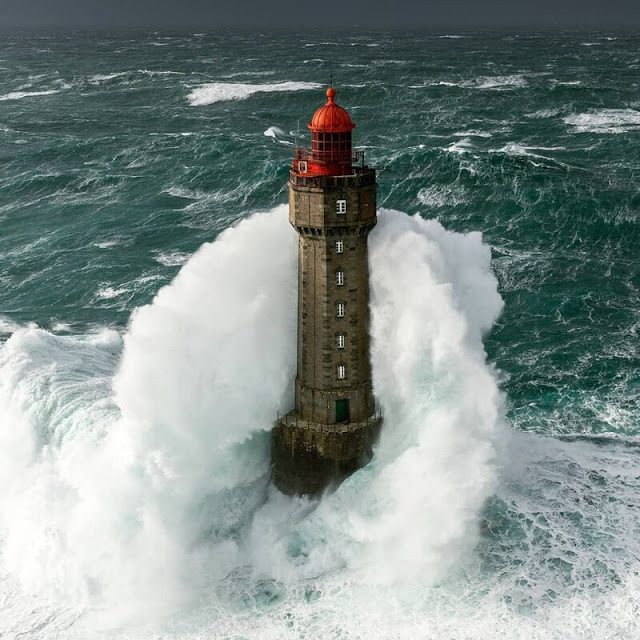 Изображения: инстаграм @mathieurivrin_photographies