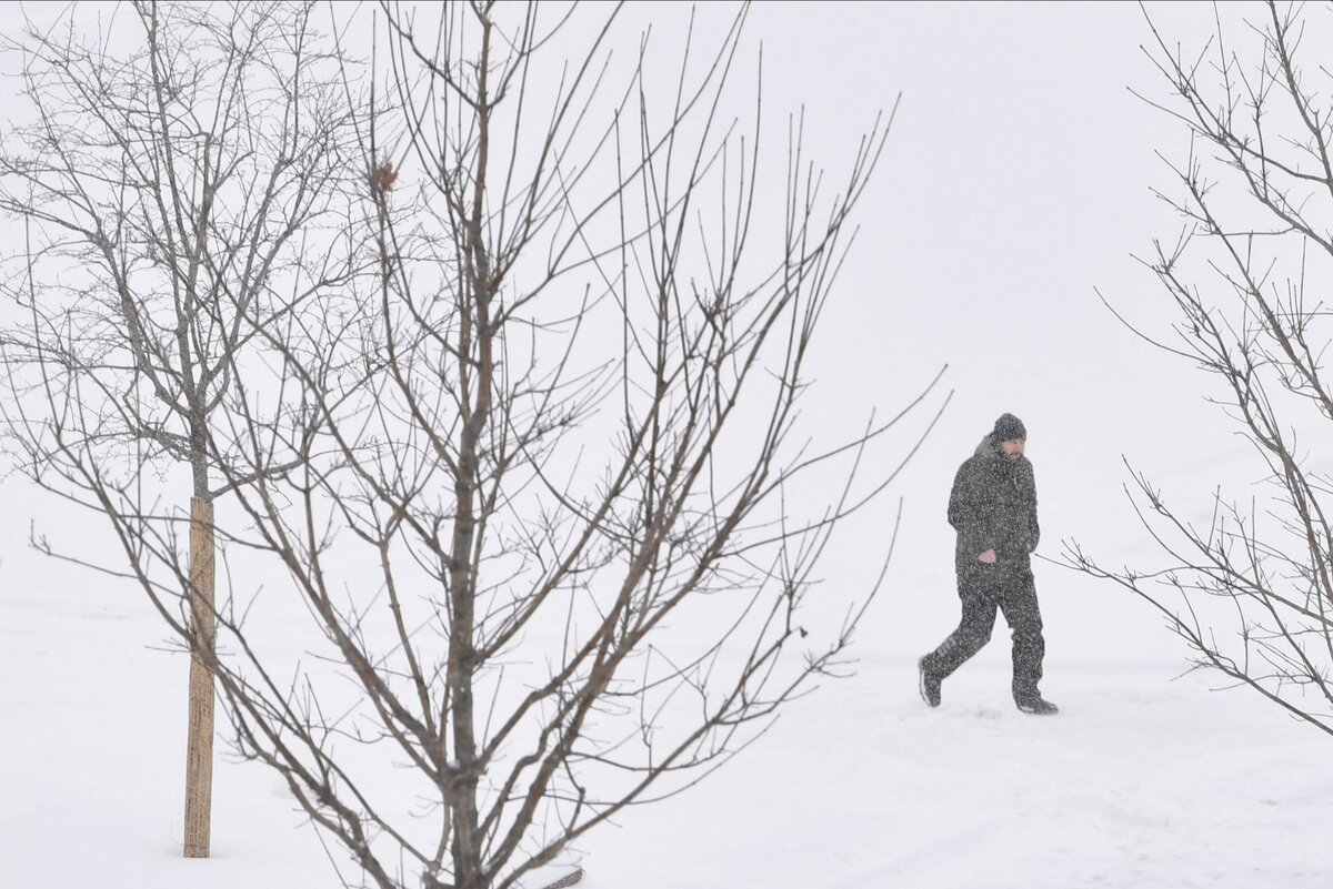 Снегопад приносит трудности не только автомобилистам! Пешеходам перемещаться по занесённым улицам тоже не просто, а порой опасно