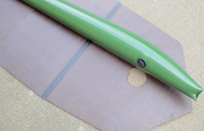 Это позволяет гасить волну и препятствует раскачиванию лодки. Вместе с тем, благодаря установке надувного кильсона повышается максимальная грузоподъемность лодки, а это выступает существенным фактором для рыболовов, которым постоянно приходится переносить тяжеленные сумки с приманками и другим рыбацким оснащением. 
Следует учитывать, что чем больше размер лодки, тем удобнее осуществлять рыбную ловлю. Поэтому не стоит стремиться к миниатюрным лодочным конструкциям, если имеется возможность приобрести более габаритный вариант.