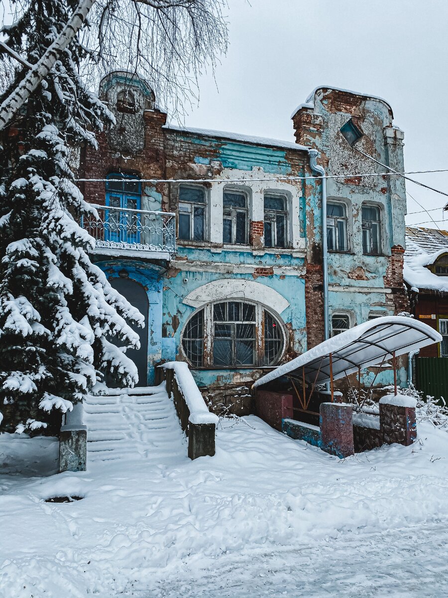 Дом купца Теплова, где в 90е была популярная дискотека города - "Центр"