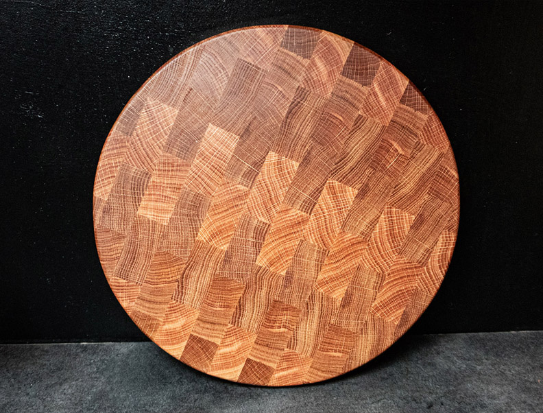 Торцевая разделочная доска из дуба великолепно вписывается в кухонные интерьеры в стиле Лофт, Хай-Тек, Ар-Деко