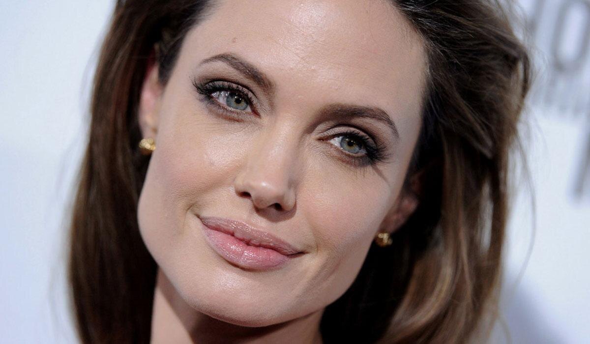 Анджелина устала от войны с Брэдом. Фото: Яндекс. Картинки