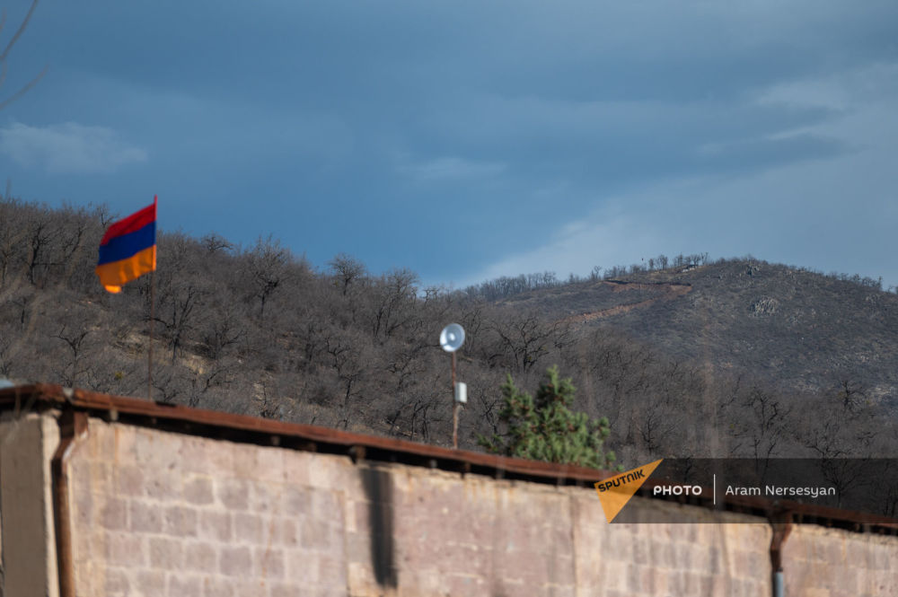 Вид на азербайджанский пост с села Неркин Ханд, Сюник . Почему азербайджанский? Флаг армянский!