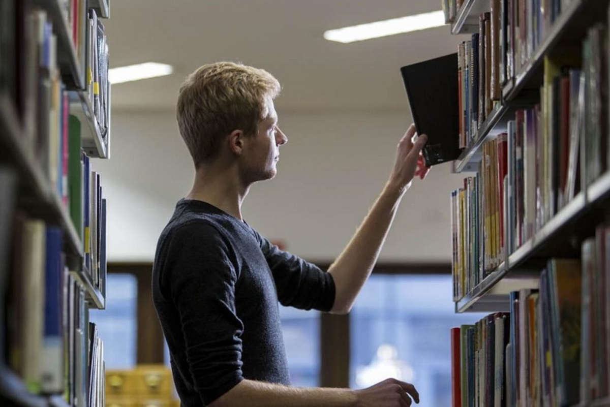 Literature studies. Подготовка к экзаменам. Подготовка к экзаменам ЕГЭ. Парень готовится к ЕГЭ. Экзамен по литературе.