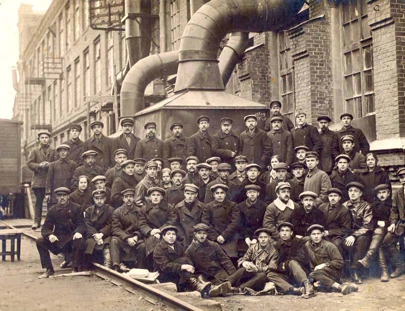 Сотрудники завода «Товарищество Кольчугина».