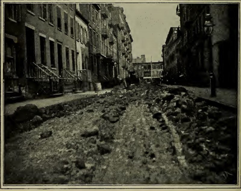 Типичная улица того времени. Изобилие конского навоза на каждой из улиц.