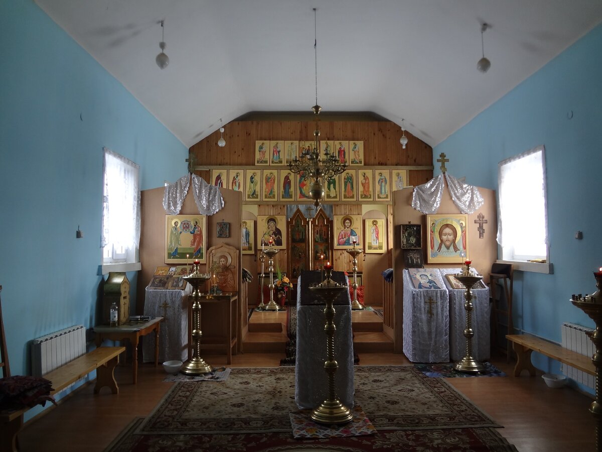 Старообрядческая церковь современной постройки. Перед началом службы
