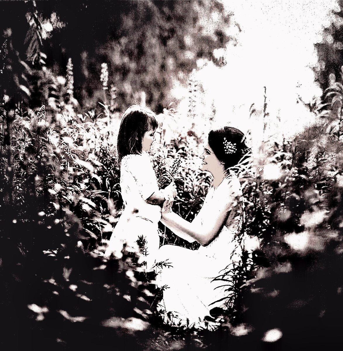  Заглядывая своей дочке в глаза я постоянно вижу в них отражение себя и мне очень важно  постоянно напоминать ей о том, насколько я ее люблю, ведь она самое дорогое, что у меня есть, ведь она лучшая часть меня.