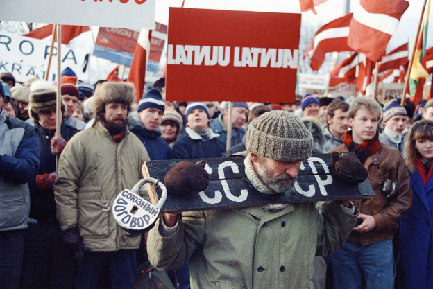 Демонстраця за независимость :атвии. Фото из открытых источников.
