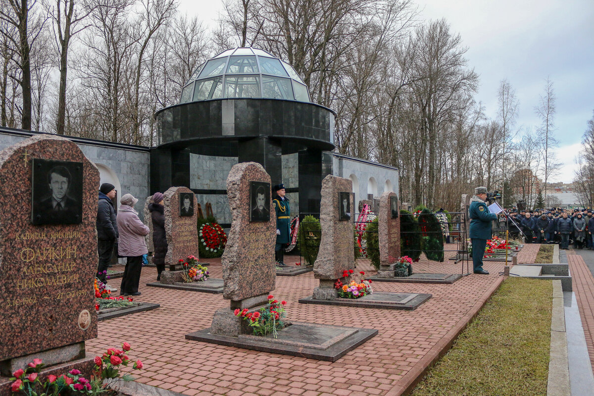 Серафимовское кладбище в санкт петербурге. Мемориал на Серафимовском кладбище в Санкт-Петербурге. Аллея героев Серафимовского кладбища. Памятники Серафимовского кладбища. Аллея героев на Серафимовском кладбище.