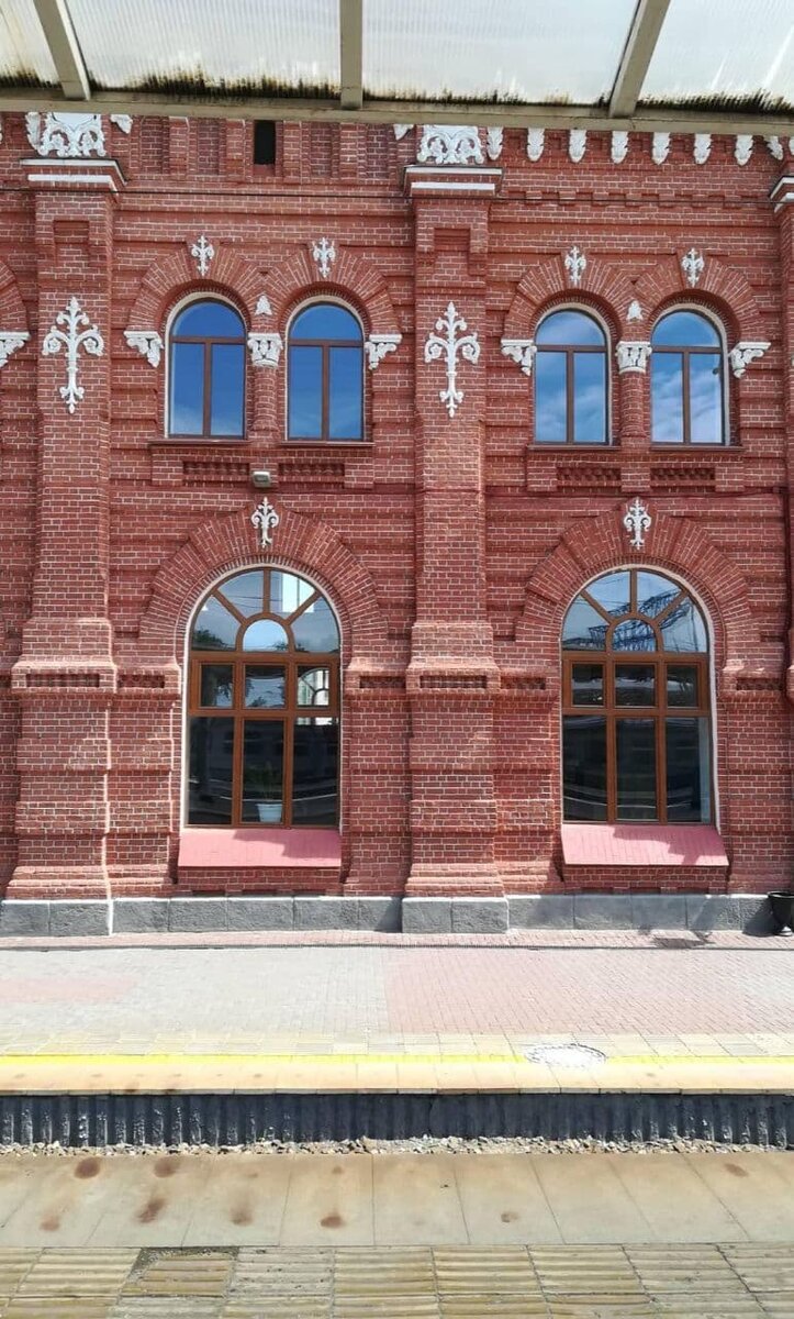 Железнодорожный вокзал со стороны путей. Фото из личного архива