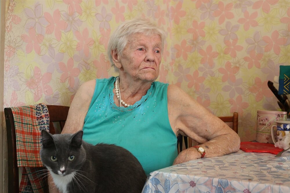 Эта женщина чем-то похожа на мою маму в конце жизни. И тоже с кошкой. Они у нас жили всегда... Фото из открытого доступа