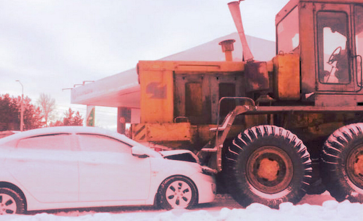 Случай  повреджения автомобиля спецтехникой необходимо расценивать как полноценное ДТП со всеми вытекающими