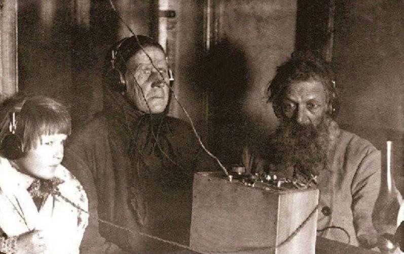 Советские крестьяне впервые слушают радио, 1928 год
