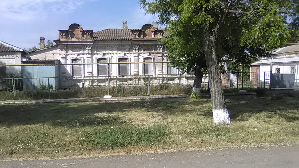 Акценты в архитектуре каждого дома колонистов, были свои. Сейчас эта территория административных зданий, когда-то принадлежавших создателям этого поселения