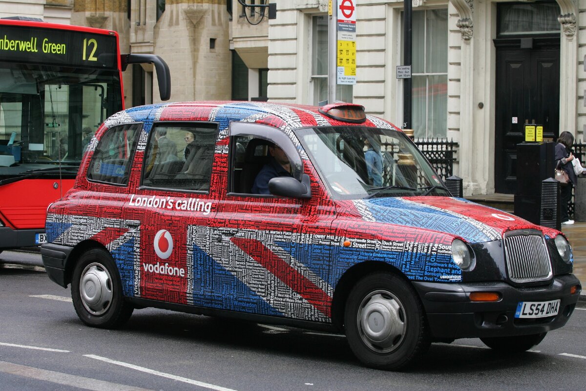 Фото взято с  https://upload.wikimedia.org/wikipedia/commons/b/bc/2005_London_Taxi_TX1%2C_10_June_2011.jpg 