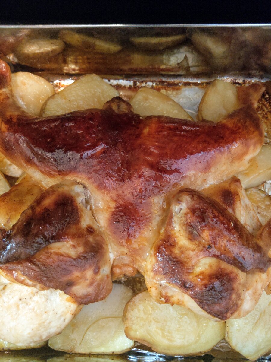 Курица с картофелем готова!