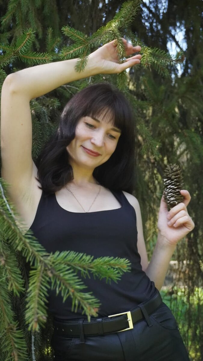 ⠀Каждая женщина рано или поздно сталкивается с тем страшным монстром, который губит её жизнь, поражает свободу, сковывает движения и уничтожает самооценку и здоровое адекватное самовосприятие. И имя этому монстру - комплекс.
⠀
⠀
Комплекс у каждого выглядит по-своему: для кого-то это лишний жир, который гирей тянет на дно самовосприятие (побороть это страшилище помогает мой блог @Маrina_NL); для кого-то это обсыпанное прыщами лицо, обезвоженная высушенная кожа, глубокие морщины и болезненное раздражение (этот недуг я помогаю изгнать в блоге @sova_podbor); а для кого-то это невидимые психологические барьеры, стеклянный нерушимый потолок или непринятие действительности (увы, я не психолог и этого неприятеля придётся изгонять в тандеме с другими специалистами).
⠀
Так или иначе, комплекс следует прежде всего признать. Да, намного легче закрыть глаза и делать вид, что его нет, питая надежду, что «само рассосётся». Но эффективнее признать горькую правду, чтобы знать врага в лицо и подобрать инструмент для войны.
⠀
Череда целенаправленных усилий обязательно приведёт к победе! Чуточку терпения, огненное желание победить комплекс и принятие ответственности на себя за свои страхи, сомнения и стеснения, и... И как только Вас покинет малейший комплекс, как Ваша жизнь уже никогда не будет прежней! Трудно победить в первый раз. После Ваши мучители будут исчезать один за одним и эта борьба превратится в азартную игру по расширению своих возможностей. За каждым комплексом скрывается кладовая новых возможностей, в которую вы прежде просто боялись войти!
⠀
Пробуй! Становись лучшей версией себя! Побеждай личные комплексы! И тогда ты познаешь настоящую свободу, радость и жизнь!