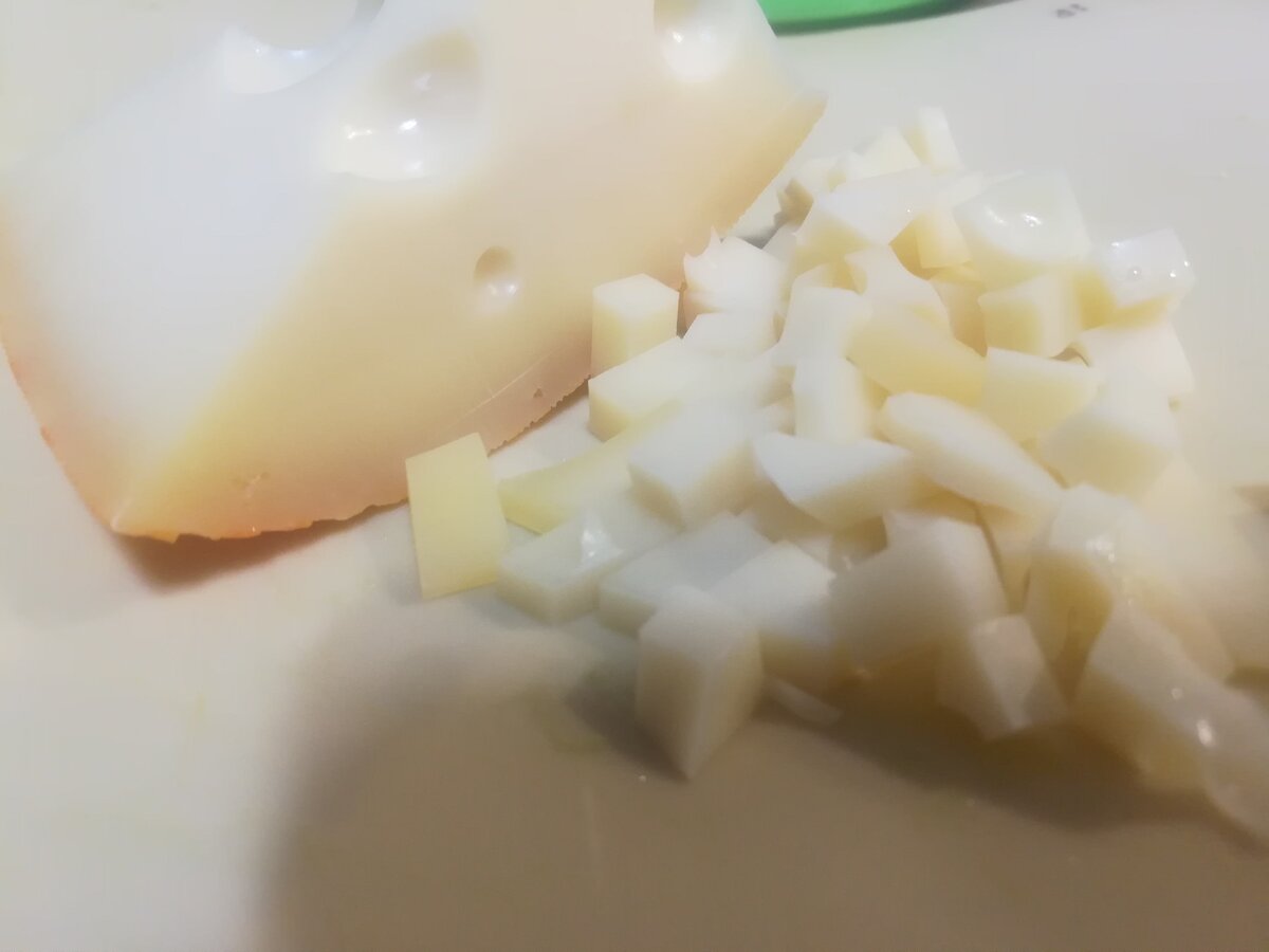 Нарезаем сыр кубиками