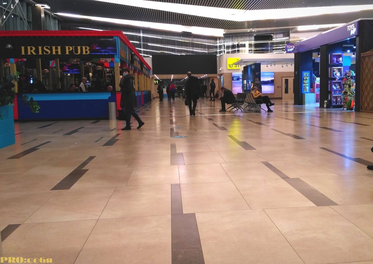 Слева паб, справа сувенирные ряды и фотогалерея. Фото автора.