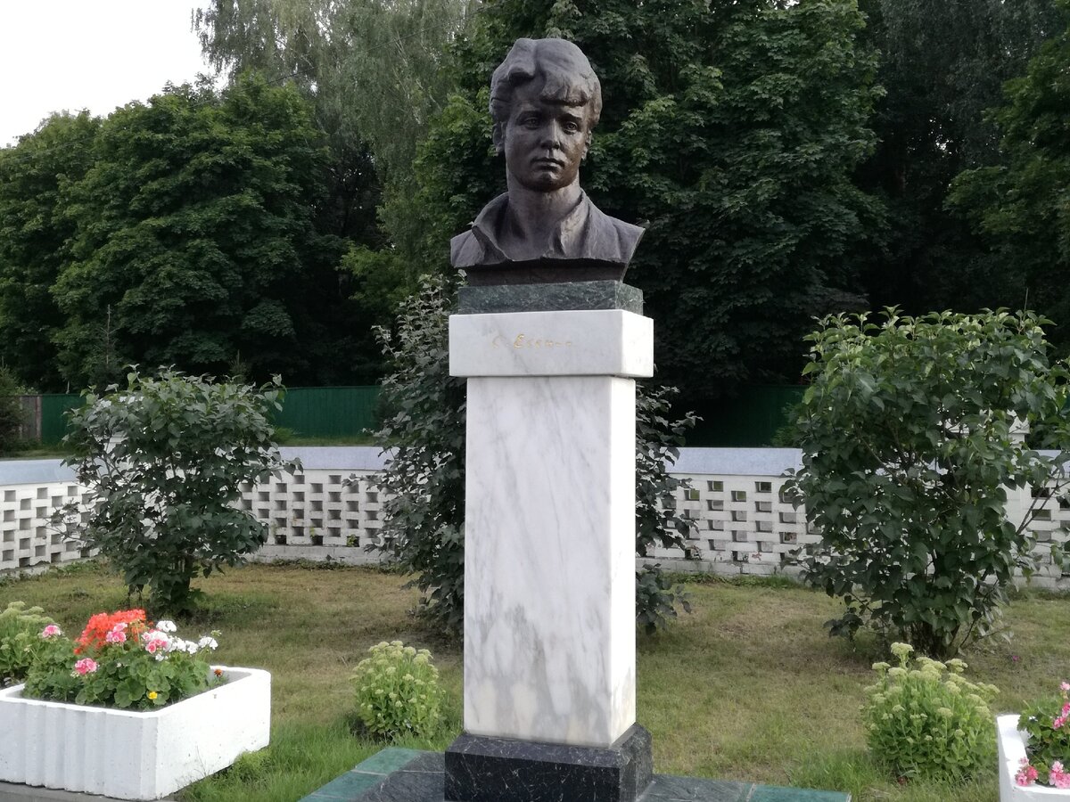 Памятник С.А. Есенину возле школы в Спас-Клепиках. Фото автора