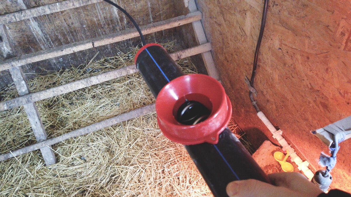 сверху ставится бункер, внутри спираль вращаясь выдает корм точь в точь в заданное время...